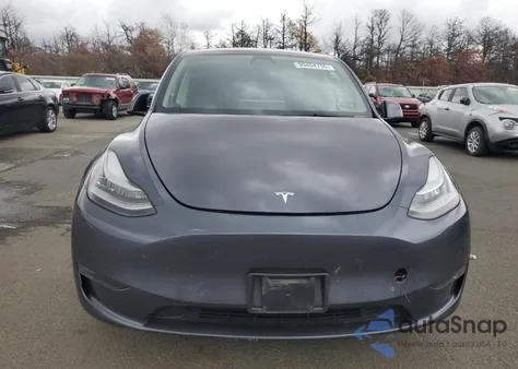 2022 Tesla Model Y z USA, uszkodzony, nr VIN 7SAYGAEE1NF516596